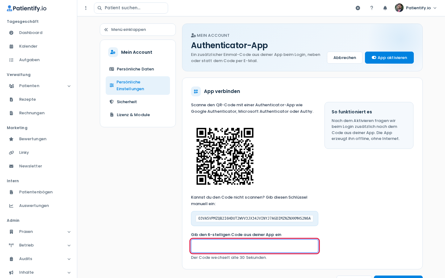 Seite Authenticator-App mit QR-Code, manuellem Schlüssel und Feld für den 6-stelligen Code